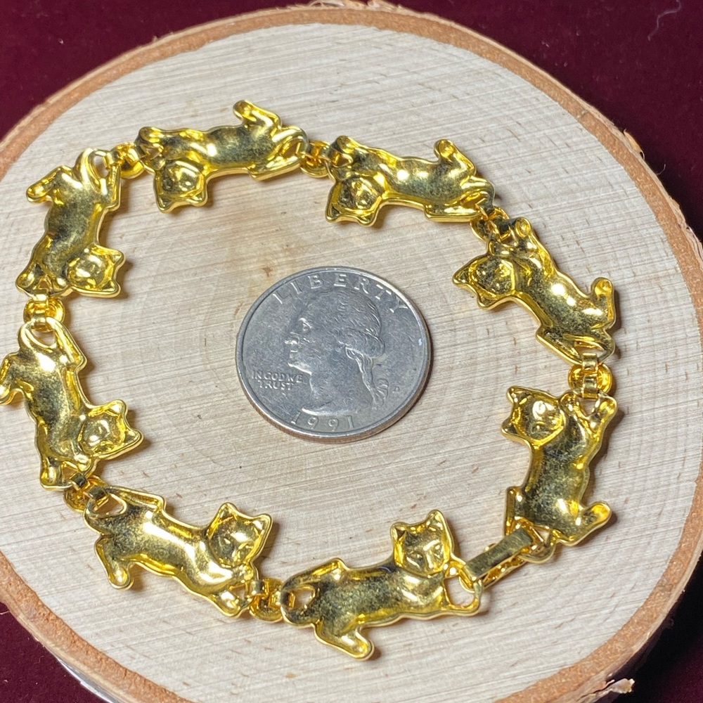 VTG| Gold-tone Cat w/Yarn Bracelet 🐱✨ - Picture 3 of 6